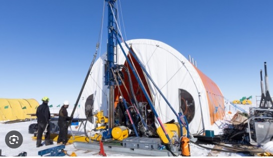 Cientistas examinando núcleo de sedimento extraído sob o gelo da Antártida.