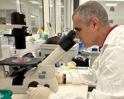 Prof. Tal Dvir no laboratório da Universidade de Tel Aviv desenvolvendo tecnologia para medula espinhal.