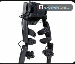 Pessoa utilizando o exoesqueleto ReWalk para caminhar.